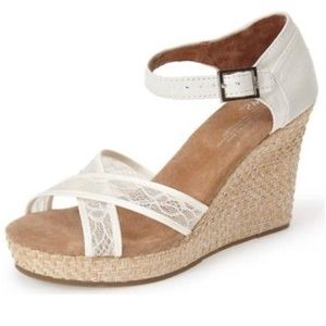 Tom’s cream/ ivory lace wedding wedge